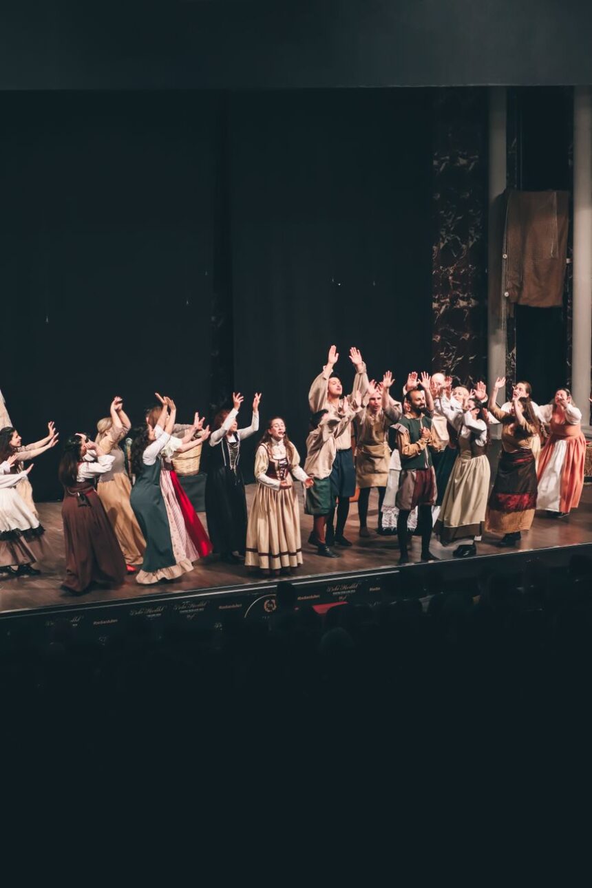 İzmir'de bir tiyatro sahnesinde oyuncuların performansı