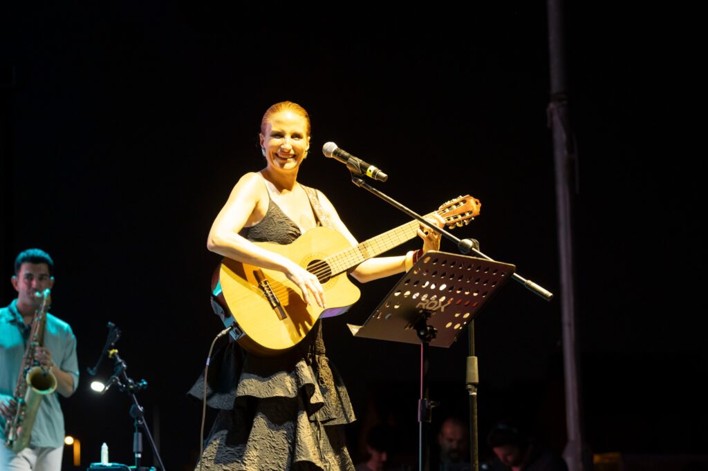 İzmir'de Müzik Dolu Yaz Akşamları: Çim Konserleri Devam Ediyor